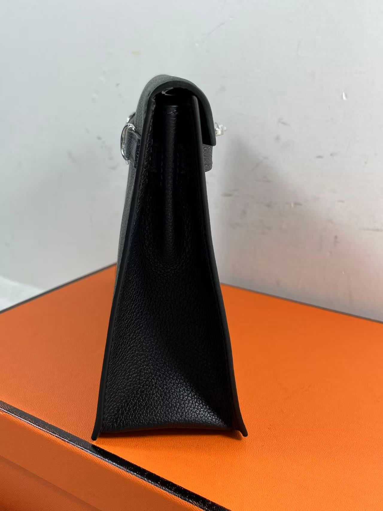 Hermès Mini Kelly 22 Epvi leather bag in a black leather finish. Semi handmade