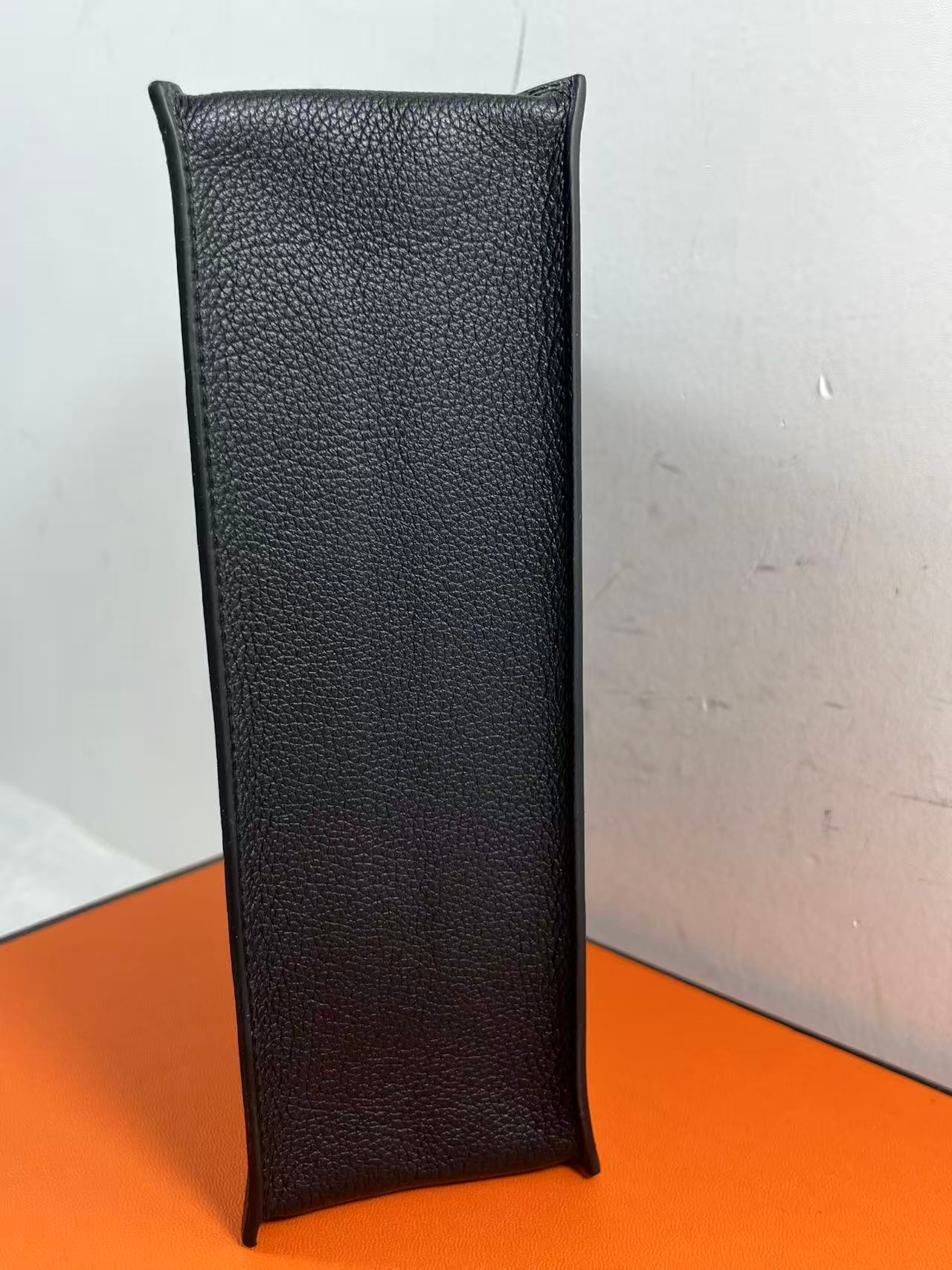 Hermès Mini Kelly 22 Epvi leather bag in a black leather finish. Semi handmade