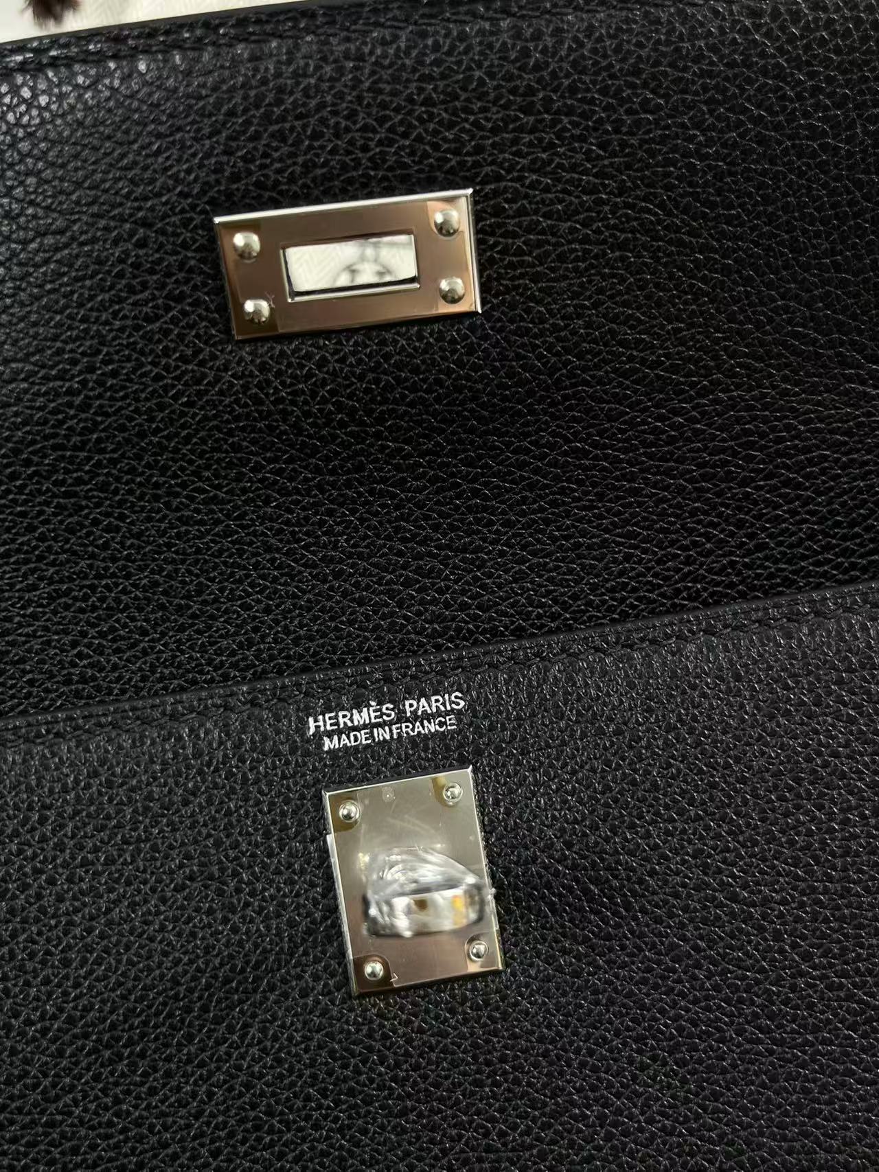 Hermès Mini Kelly 22 Epvi leather bag in a black leather finish. Semi handmade