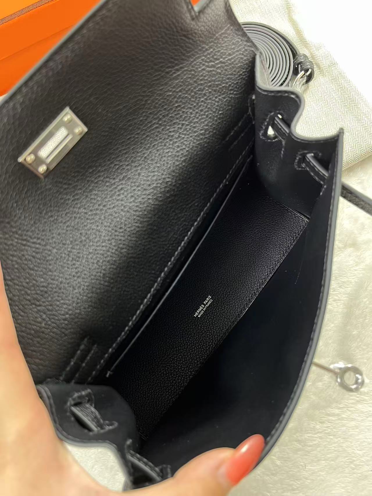 Hermès Mini Kelly 22 Epvi leather bag in a black leather finish. Semi handmade