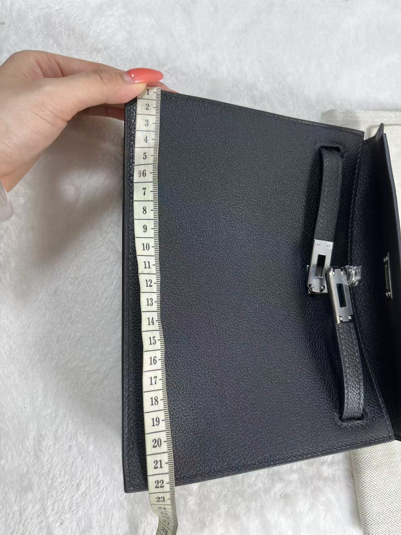 Hermès Mini Kelly 22 Epvi leather bag in a black leather finish. Semi handmade