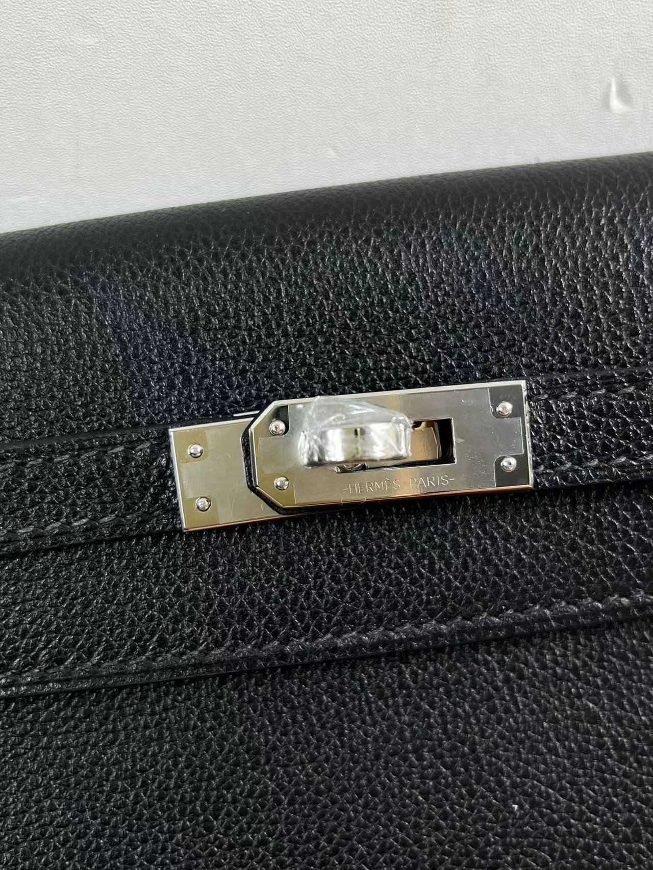 Hermès Mini Kelly 22 Epvi leather bag in a black leather finish. Semi handmade