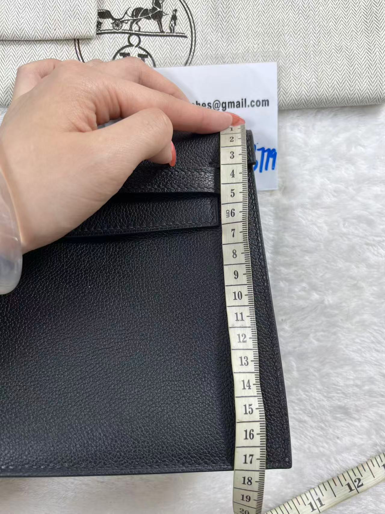 Hermès Mini Kelly 22 Epvi leather bag in a black leather finish. Semi handmade