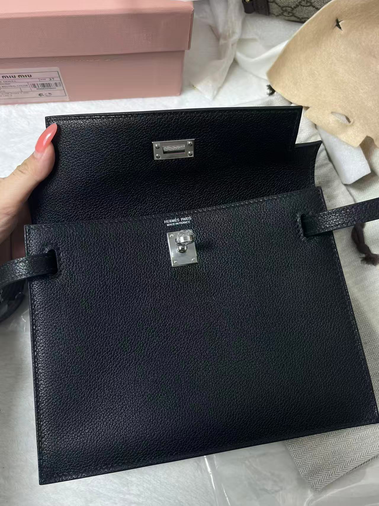 Hermès Mini Kelly 22 Epvi leather bag in a black leather finish. Semi handmade