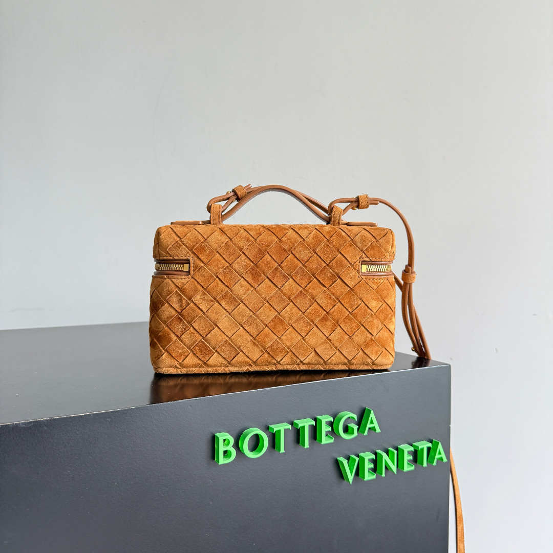 Bottega Veneta Bang Bang Vanity Case made from Intrecciato leather
