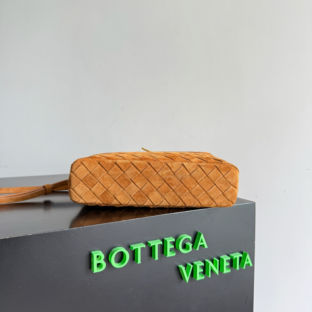 Bottega Veneta Bang Bang Vanity Case made from Intrecciato leather