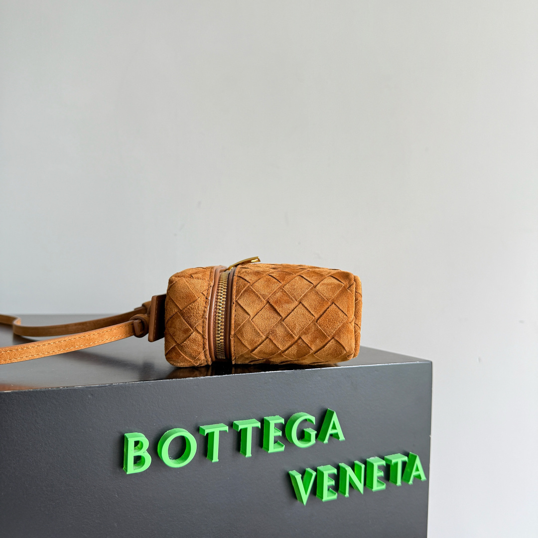 Bottega Veneta Bang Bang Vanity Case made from Intrecciato leather