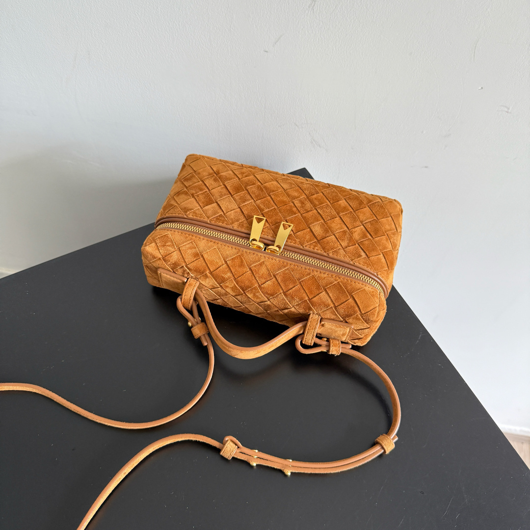 Bottega Veneta Bang Bang Vanity Case made from Intrecciato leather