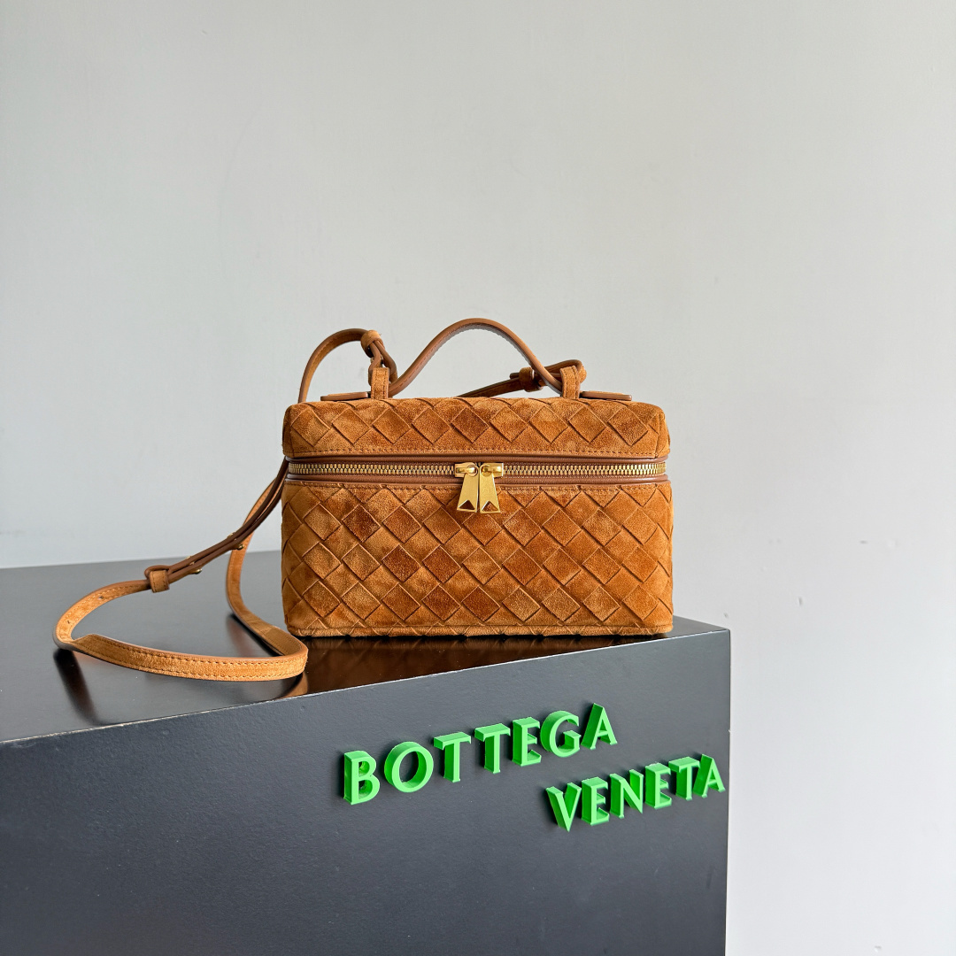 Bottega Veneta Bang Bang Vanity Case made from Intrecciato leather