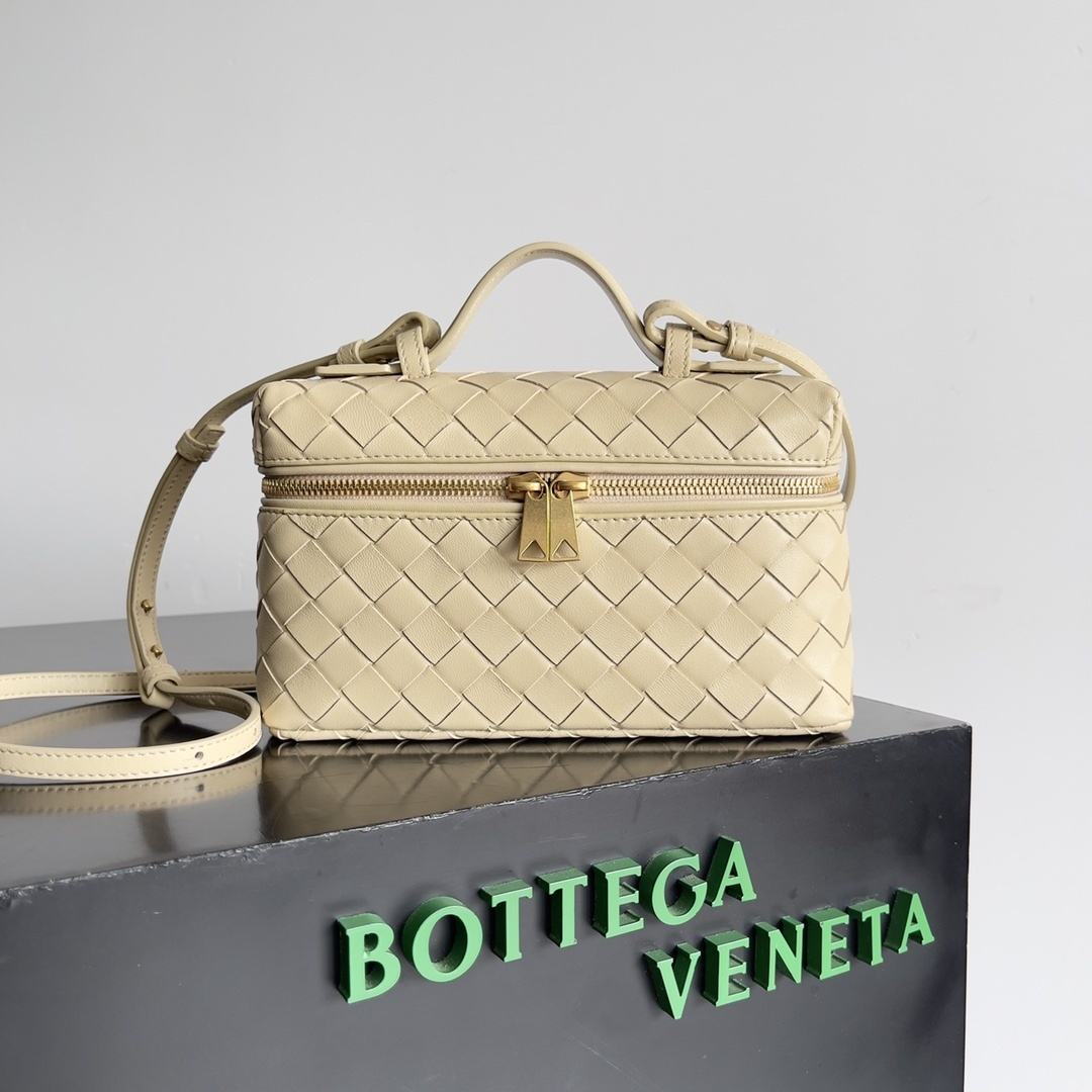 Bottega Veneta Bang Bang Intrecciato leather vanity case