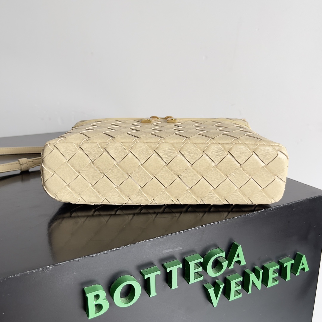 Bottega Veneta Bang Bang Vanity Case in Intrecciato leather