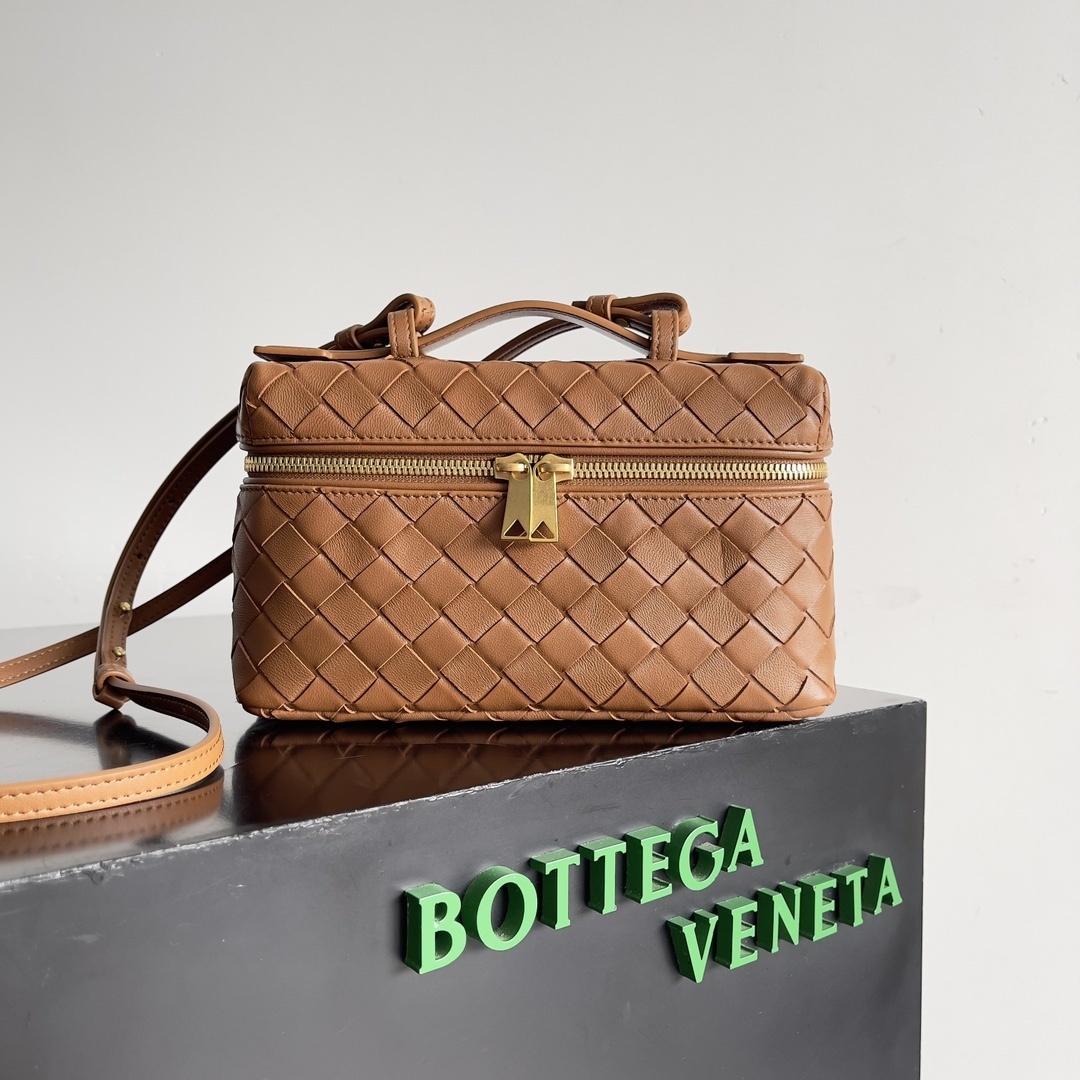 Bottega Veneta Bang Bang Vanity Case is crafted from Intrecciato leather and features a detachable strap, gold-finished hardware, and a zippered closure