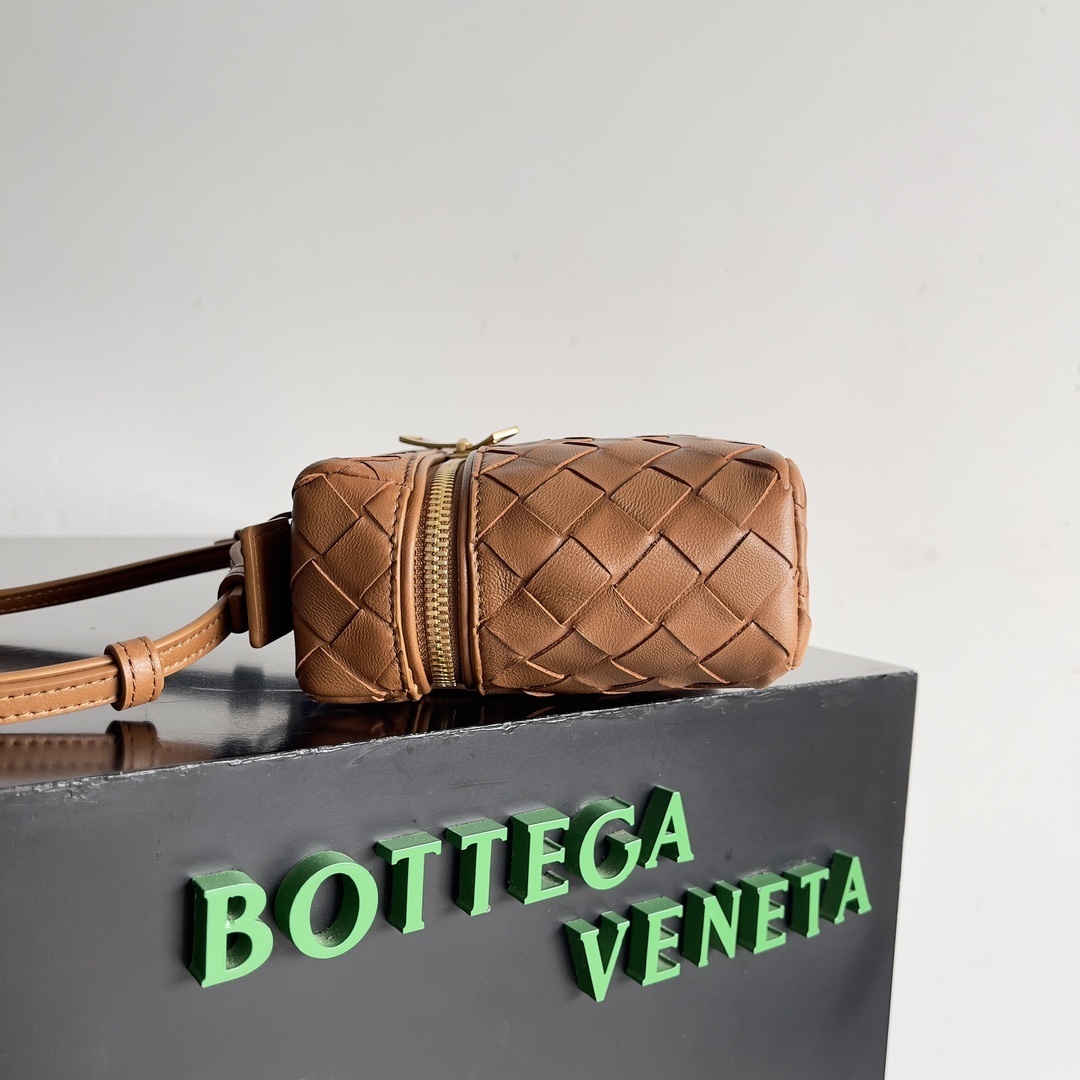 Bottega Veneta Bang Bang Vanity Case is crafted from Intrecciato leather and features a detachable strap, gold-finished hardware, and a zippered closure