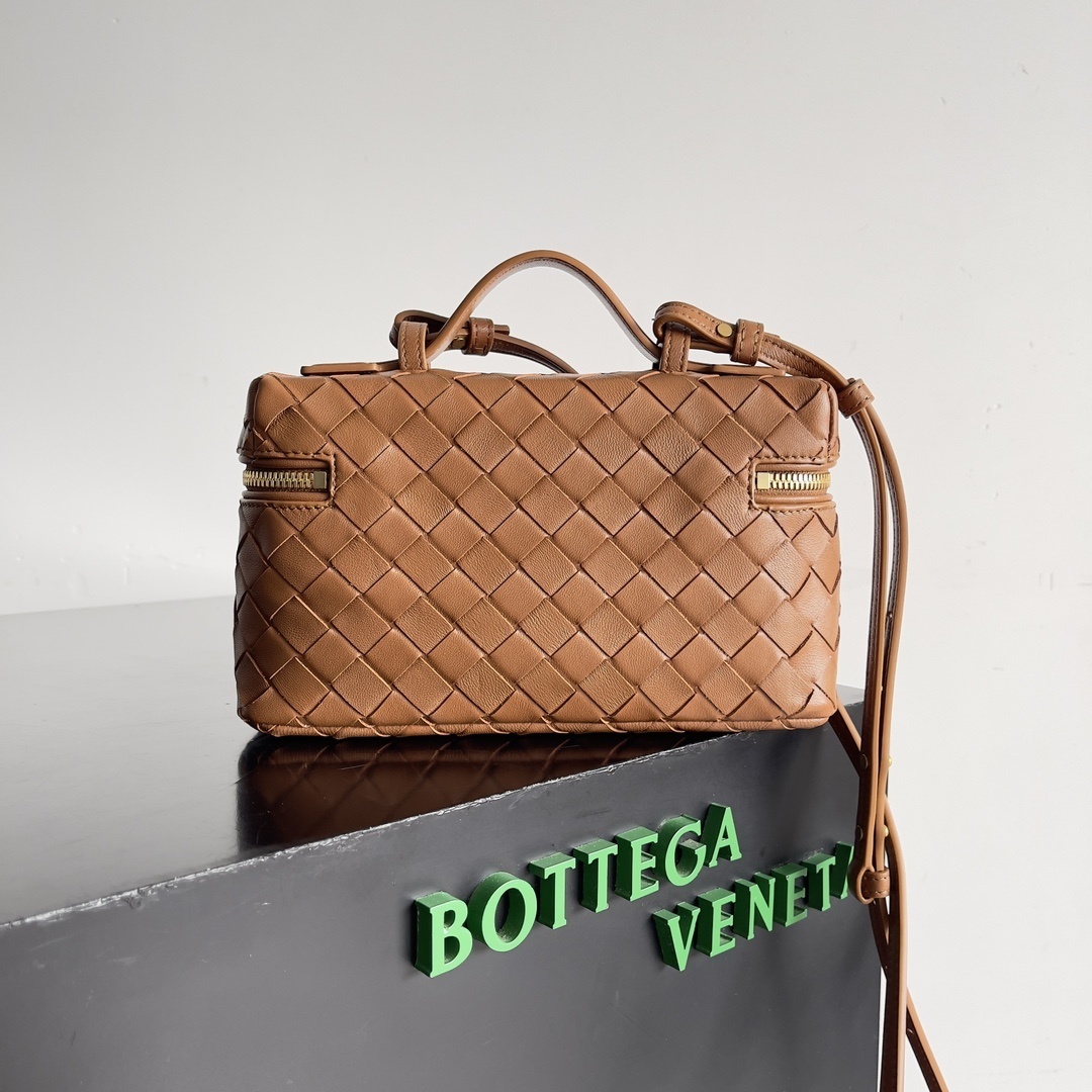 Bottega Veneta Bang Bang Vanity Case is crafted from Intrecciato leather and features a detachable strap, gold-finished hardware, and a zippered closure
