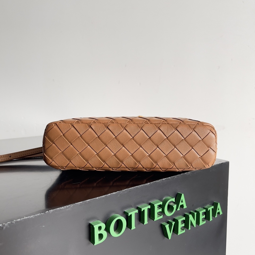 Bottega Veneta Bang Bang Vanity Case is crafted from Intrecciato leather and features a detachable strap, gold-finished hardware, and a zippered closure