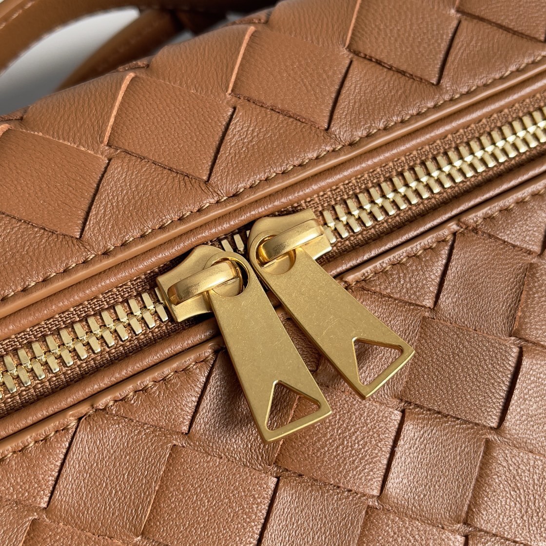 Bottega Veneta Bang Bang Vanity Case is crafted from Intrecciato leather and features a detachable strap, gold-finished hardware, and a zippered closure