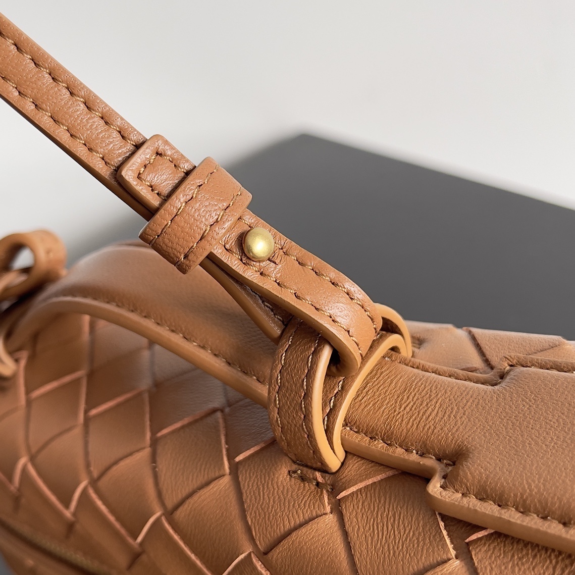 Bottega Veneta Bang Bang Vanity Case is crafted from Intrecciato leather and features a detachable strap, gold-finished hardware, and a zippered closure