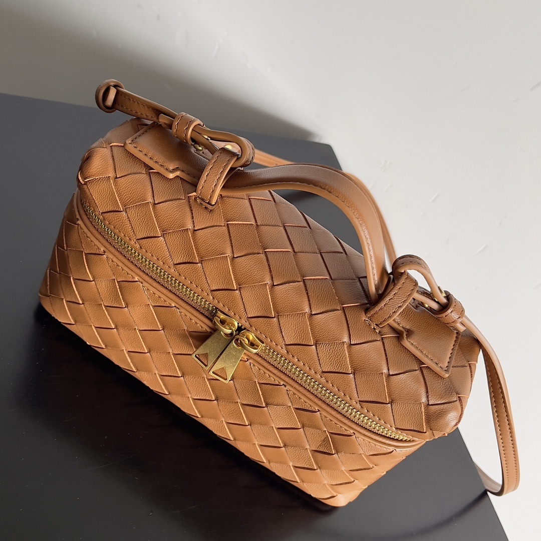 Bottega Veneta Bang Bang Vanity Case is crafted from Intrecciato leather and features a detachable strap, gold-finished hardware, and a zippered closure