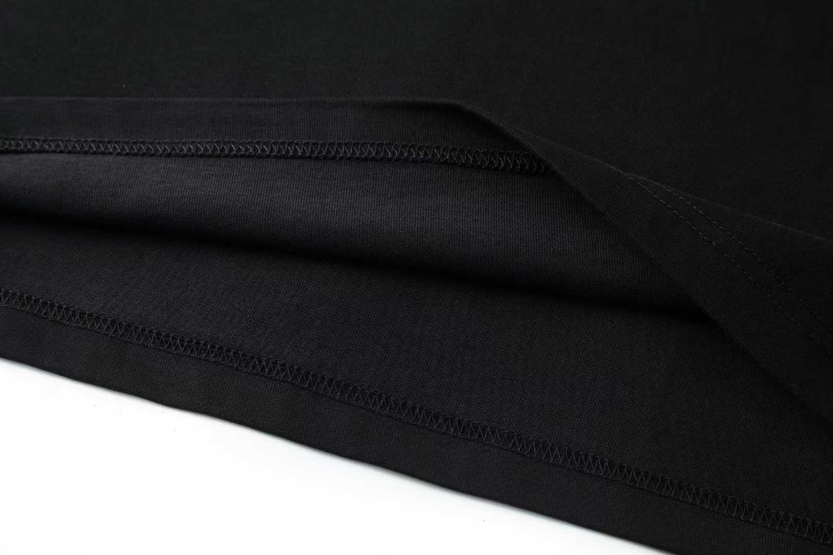 Burberry black cotton t-shirt featuring the Burberry Equestrian Knight Design.