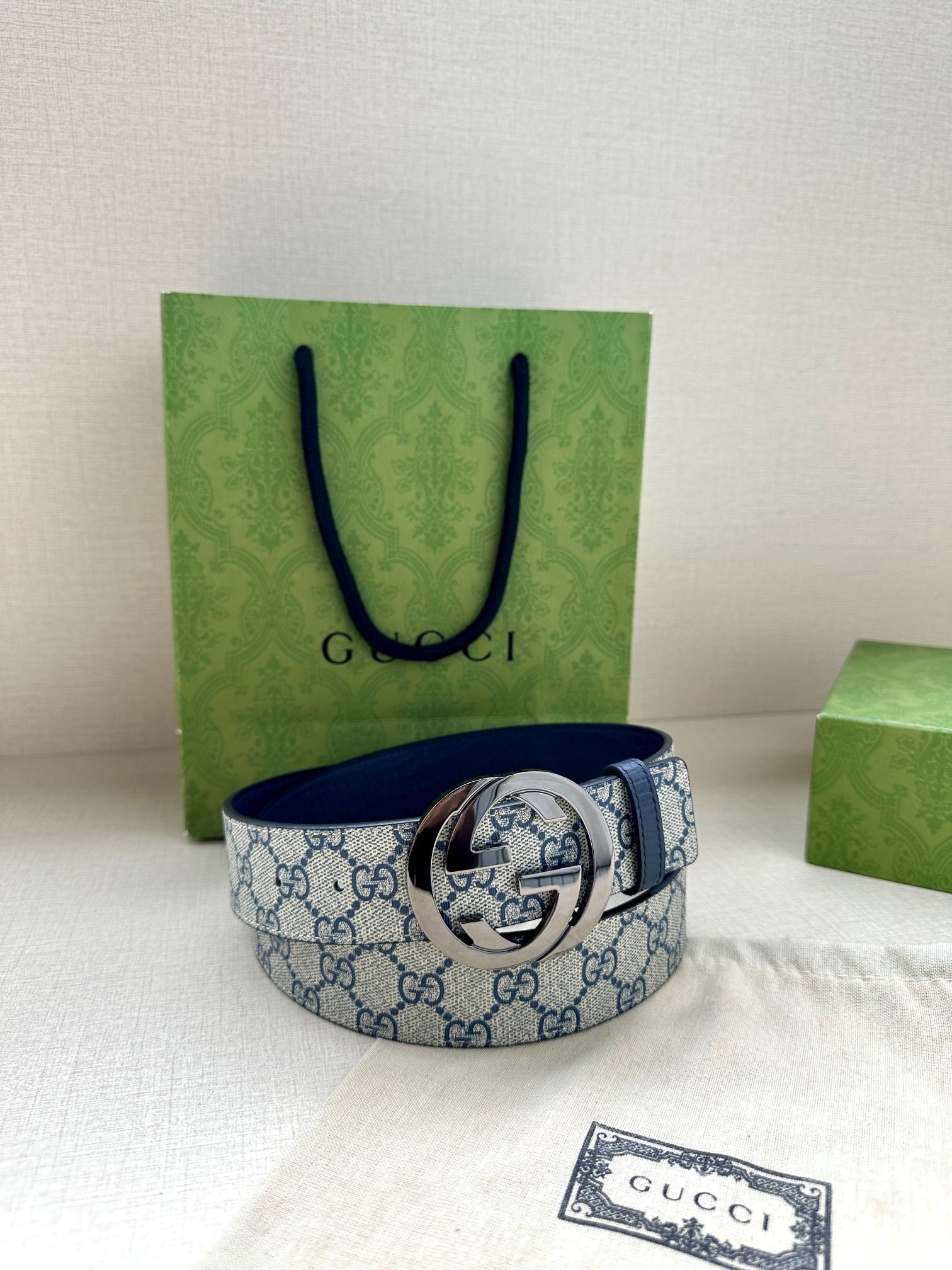 Gucci Interlocking G Belt in beige and blue GG Supreme canvas with a silver-toned buckle