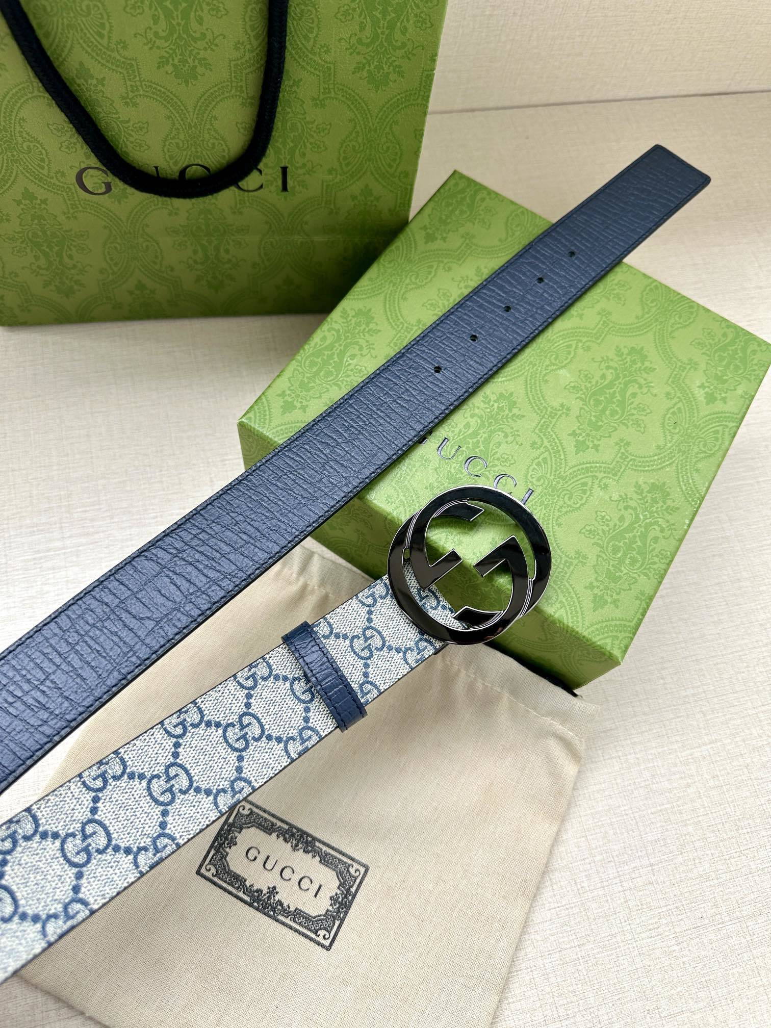 Gucci Interlocking G Belt in beige and blue GG Supreme canvas with a silver-toned buckle