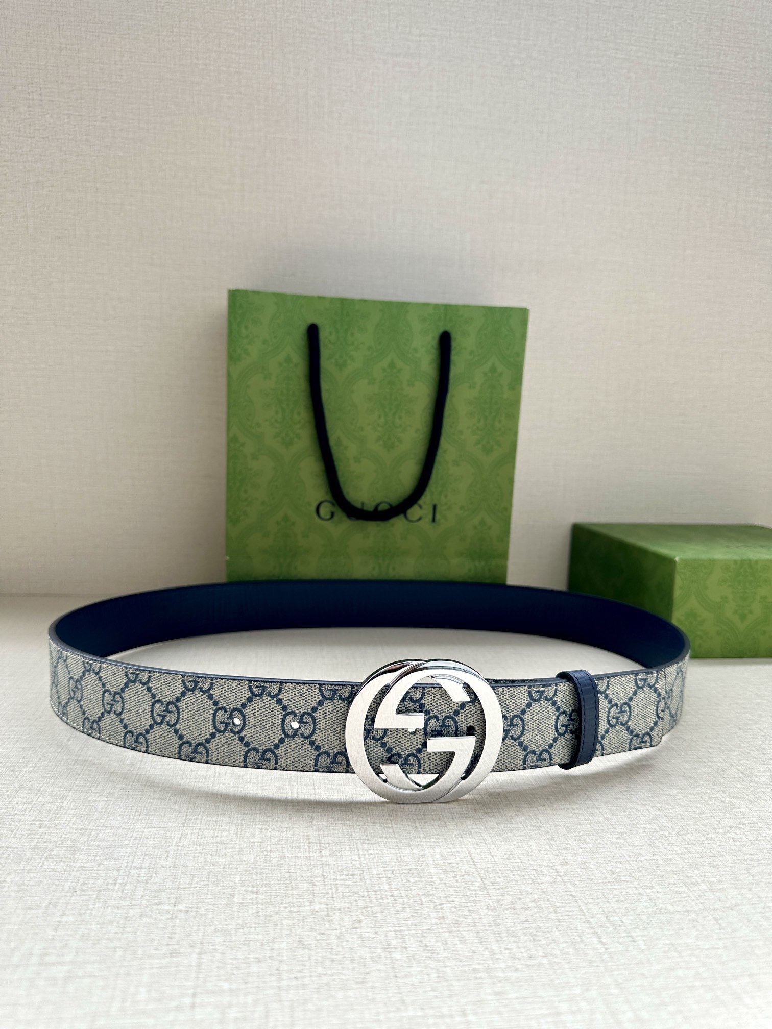 Gucci Interlocking G Belt in beige and blue GG Supreme canvas with a silver-toned buckle