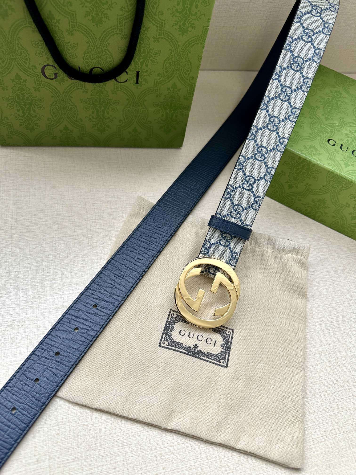 Gucci Interlocking G Belt in beige and blue GG Supreme canvas with a silver-toned buckle