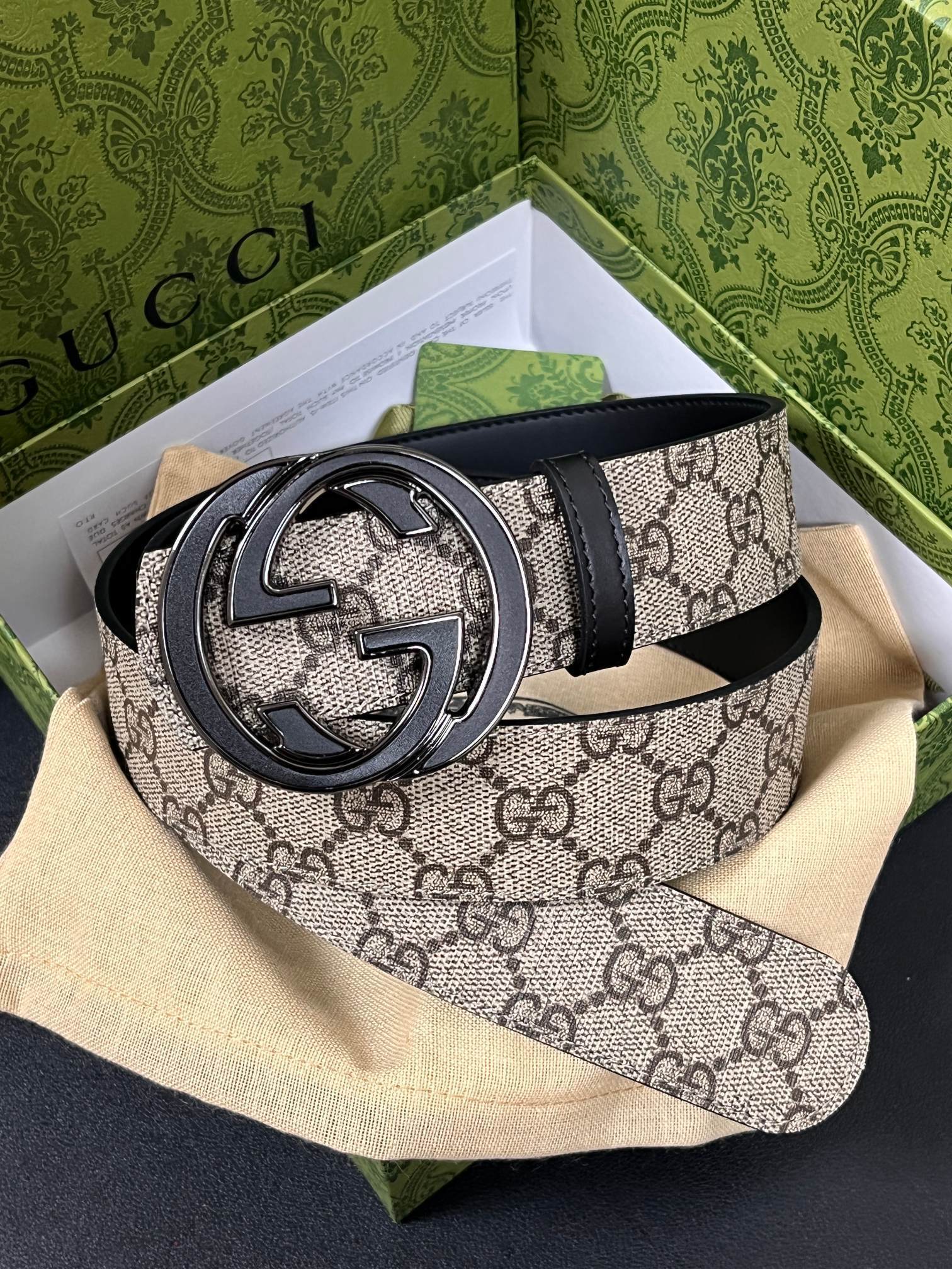 Gucci Marmont belt featuring a GG Supreme print canvas strap and a metallic Interlocking G buckle