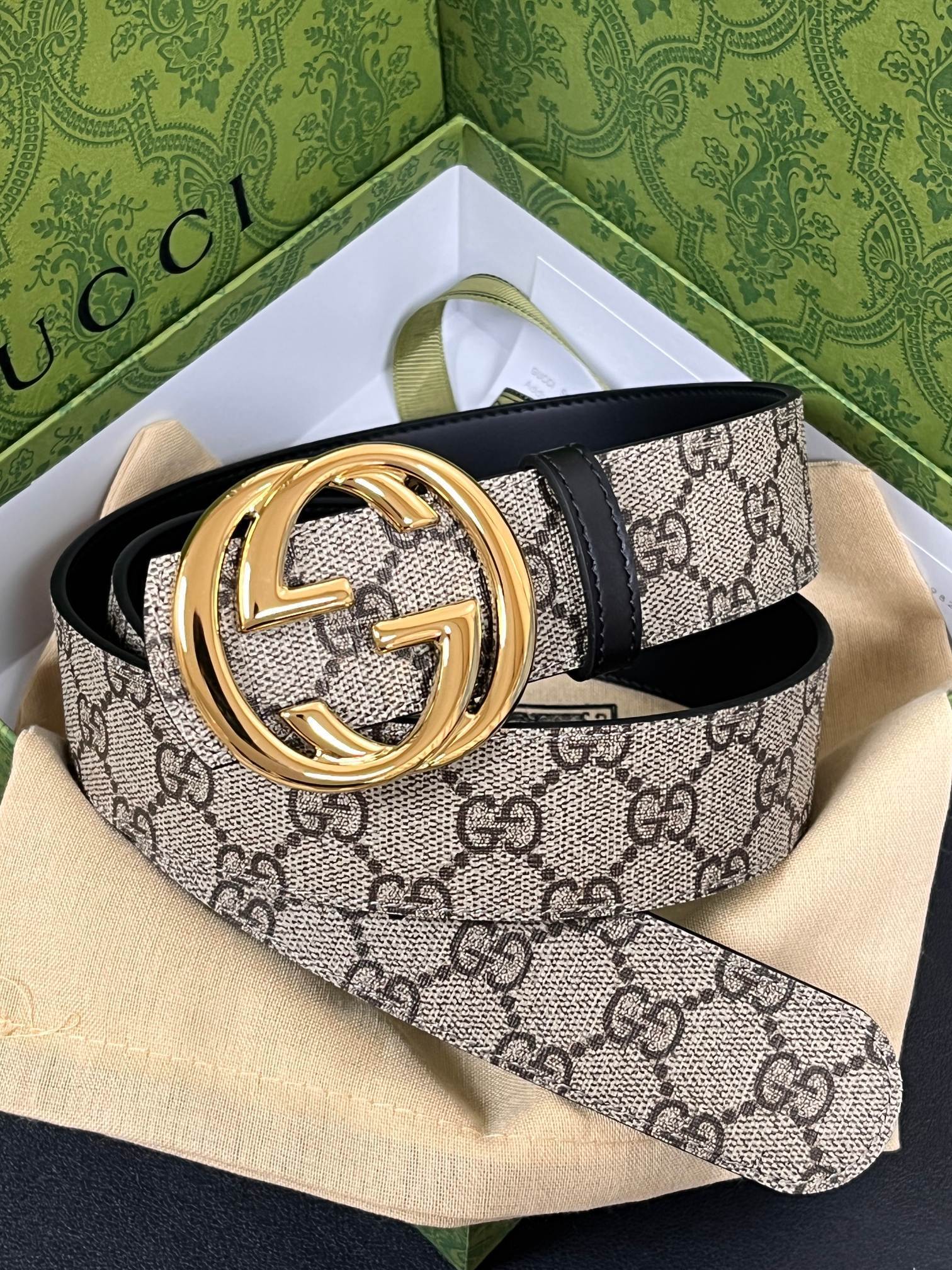 Gucci GG Marmont Reversible Belt featuring the signature Double G buckle and GG Supreme canvas