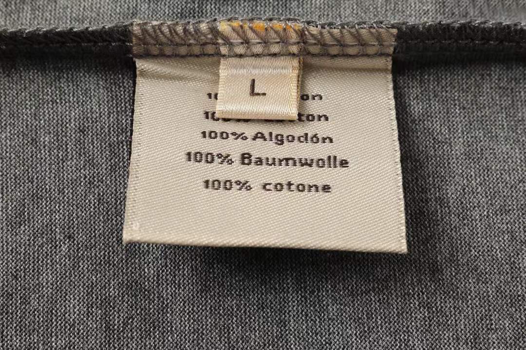 Hermes grey men's crew neck t-shirt from Hermès features a graphic print on the front and is made of cotton jersey