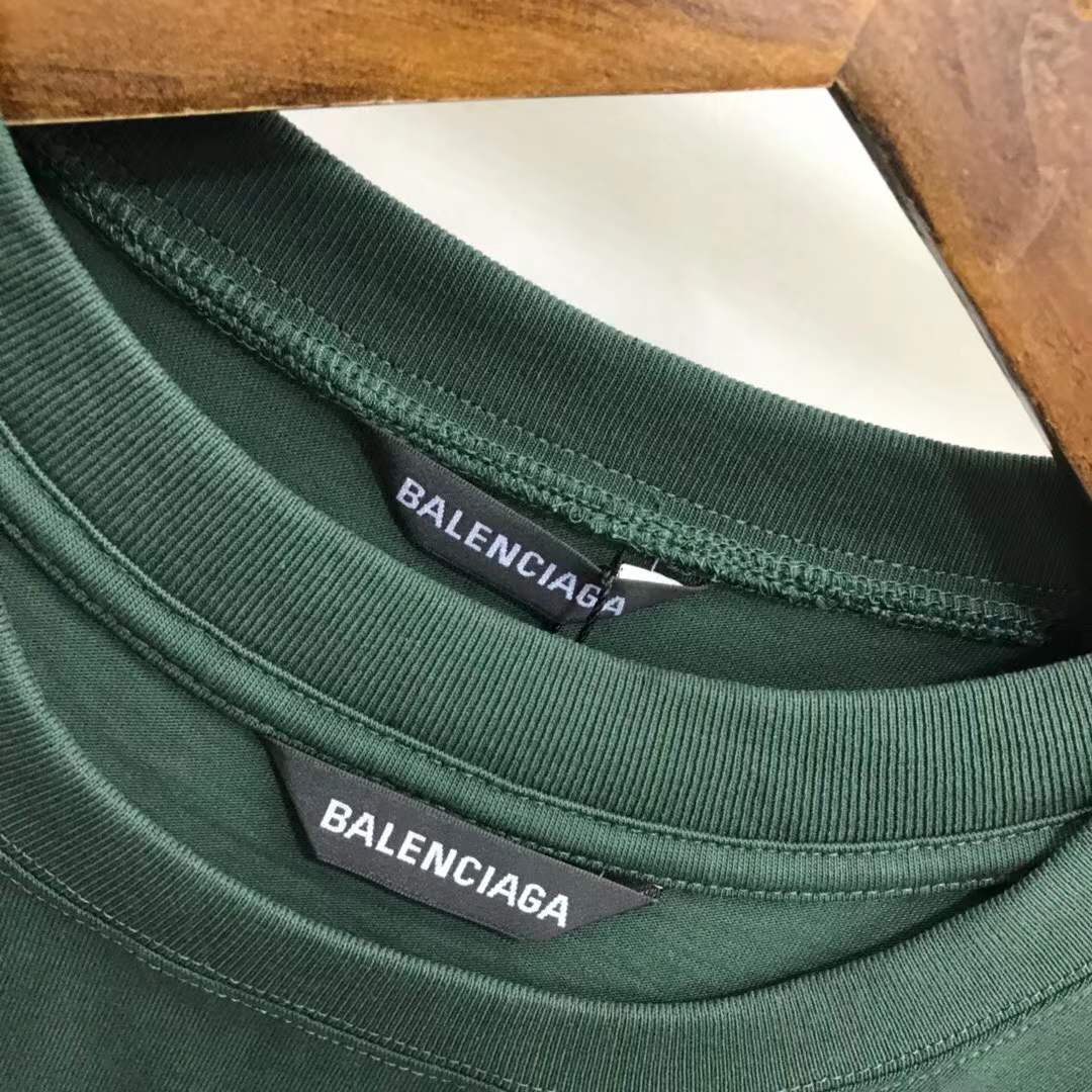 Balenciaga Unisex-Print Large Fit T-shirt in Green features "UNIS3X" text on the front.