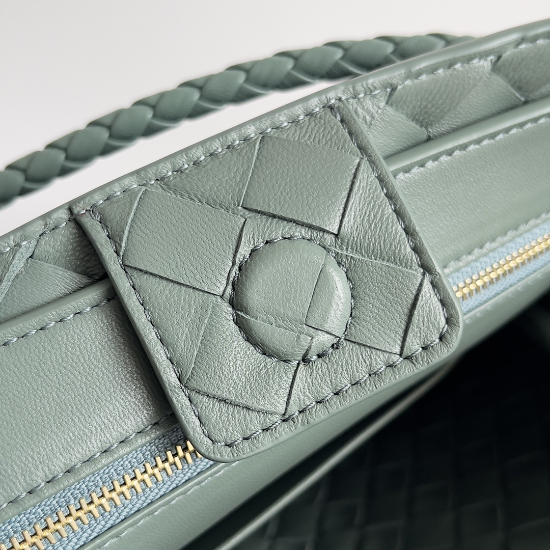 Bottega Veneta Andiamo Small Leather Bag