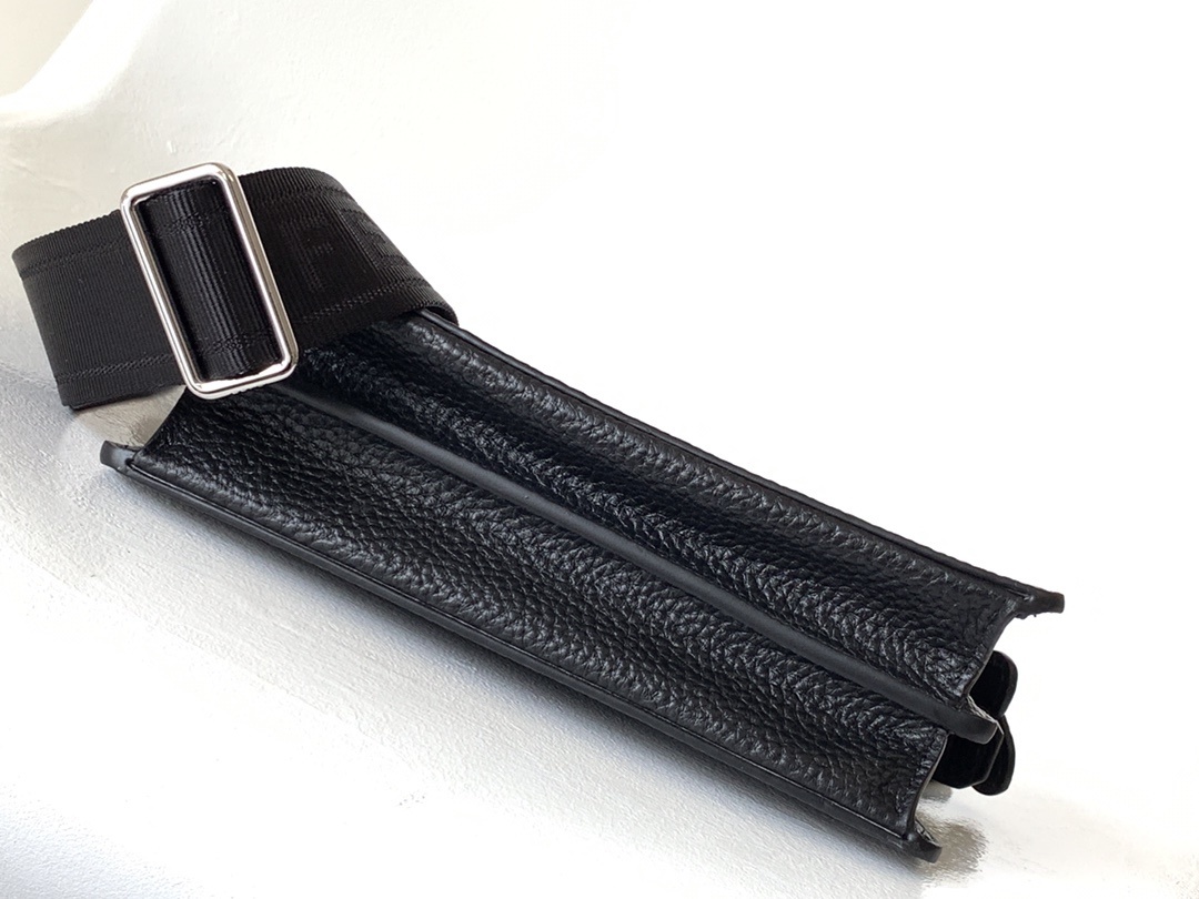 Fendi Peekaboo ISeeU handbag featuring a top handle and a detachable shoulder strap