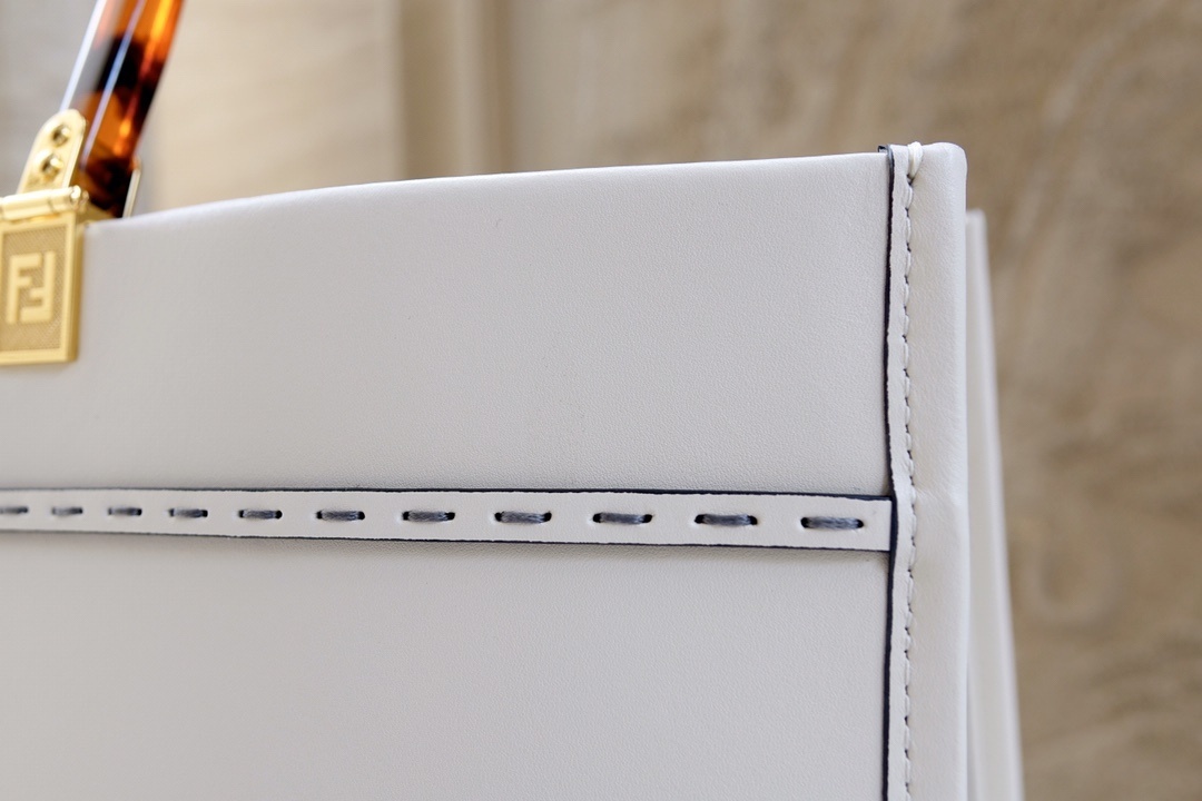 Fendi Sunshine Medium tote bag featuring tortoiseshell-effect plexiglass handles and gold-finish metal hardware