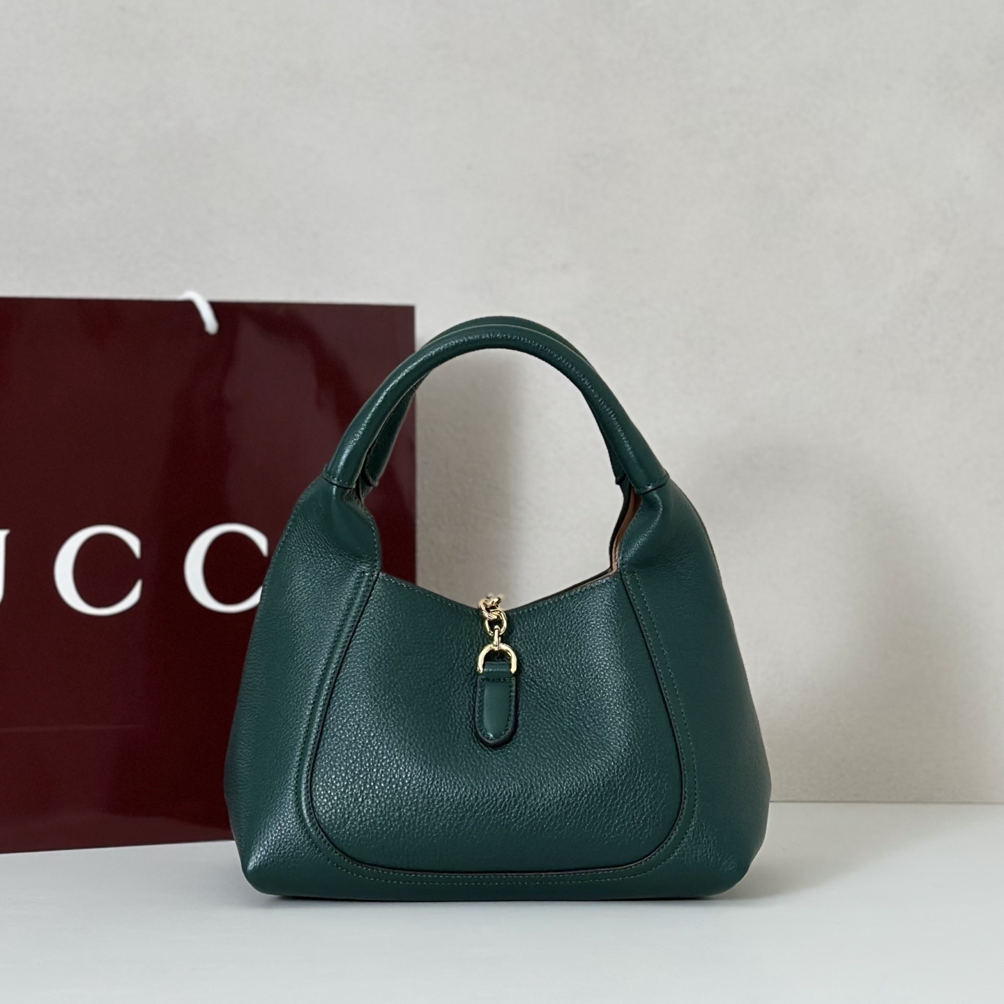 Gucci Softbit shoulder bag is crafted from green textured leather and features gold-toned hardware with a signature oversized half Horsebit