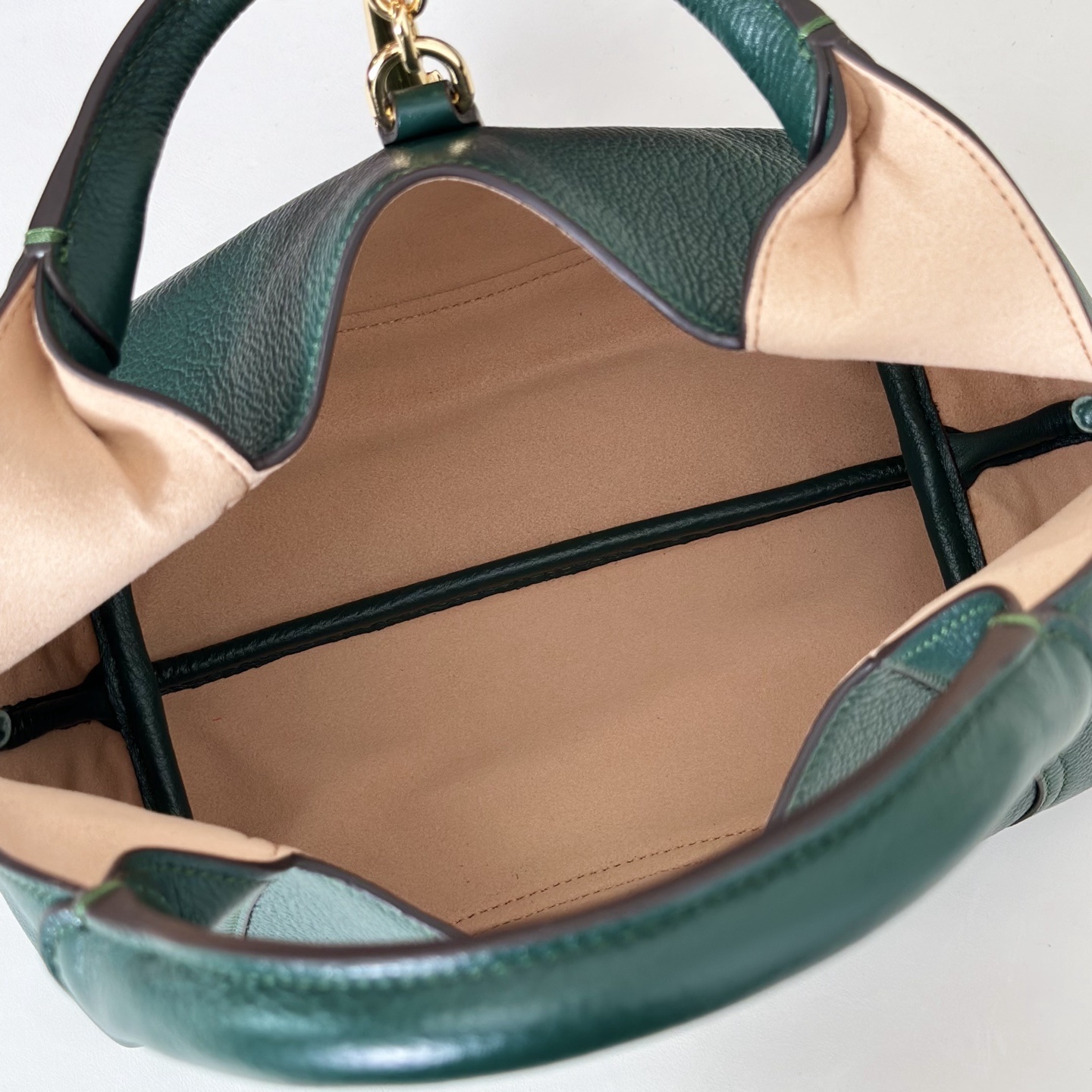Gucci Softbit shoulder bag is crafted from green textured leather and features gold-toned hardware with a signature oversized half Horsebit