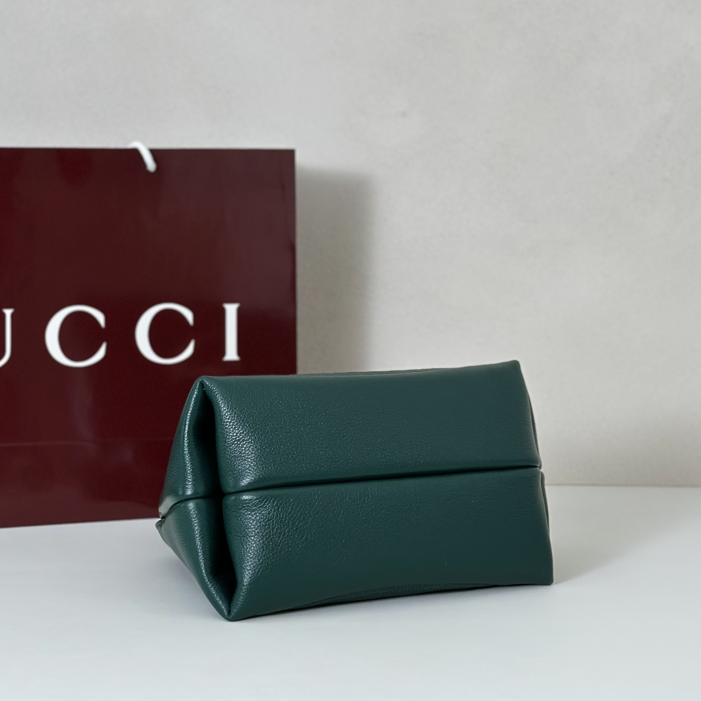 Gucci Softbit shoulder bag is crafted from green textured leather and features gold-toned hardware with a signature oversized half Horsebit