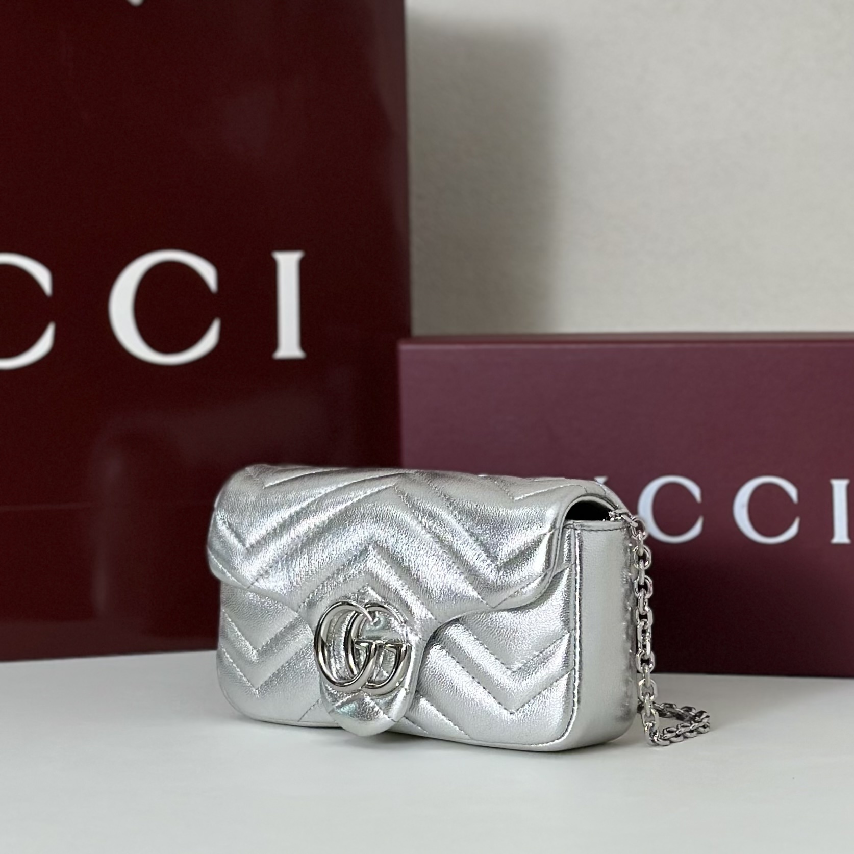 Gucci GG Marmont Small shoulder bag in metallic silver leather