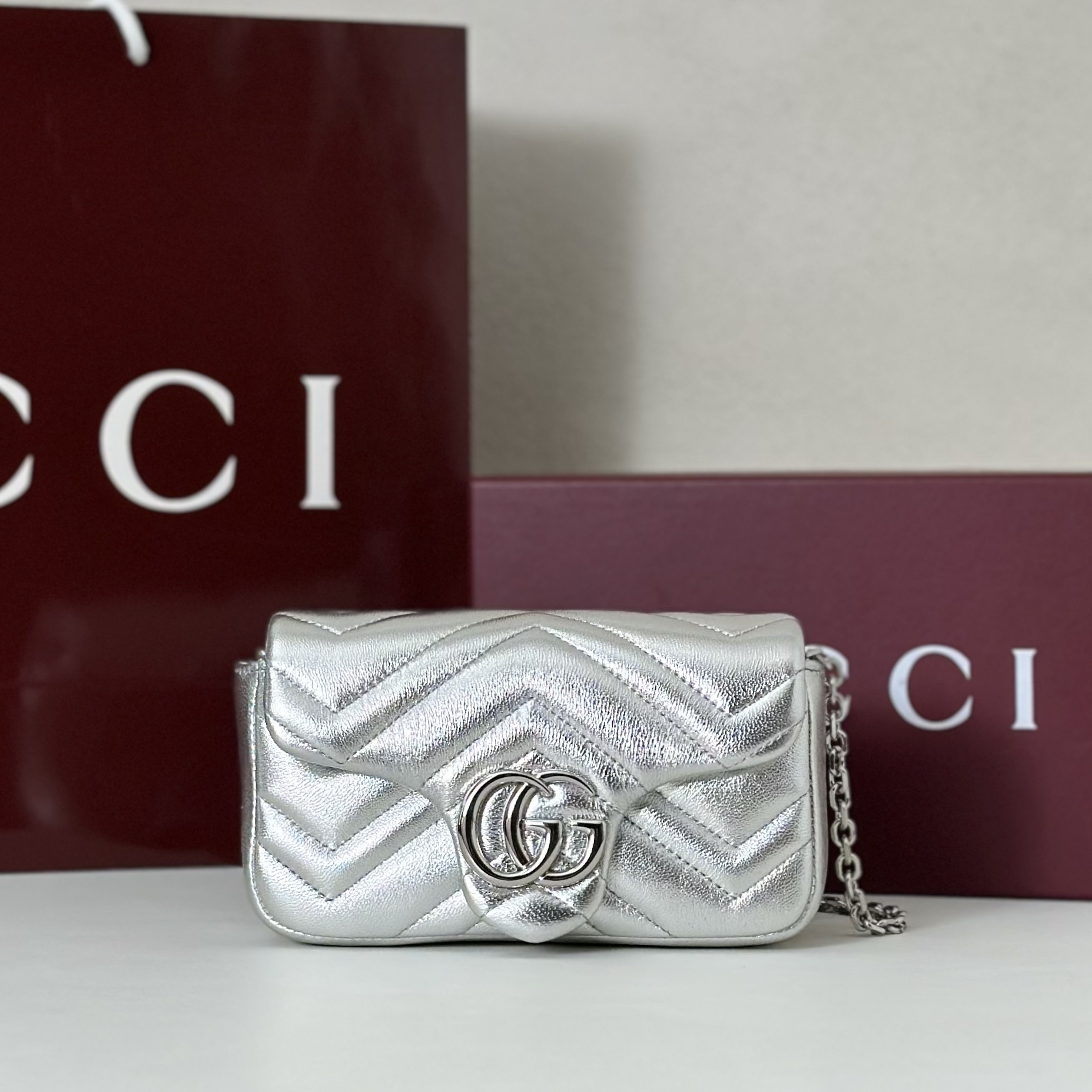 Gucci GG Marmont Small shoulder bag in metallic silver leather