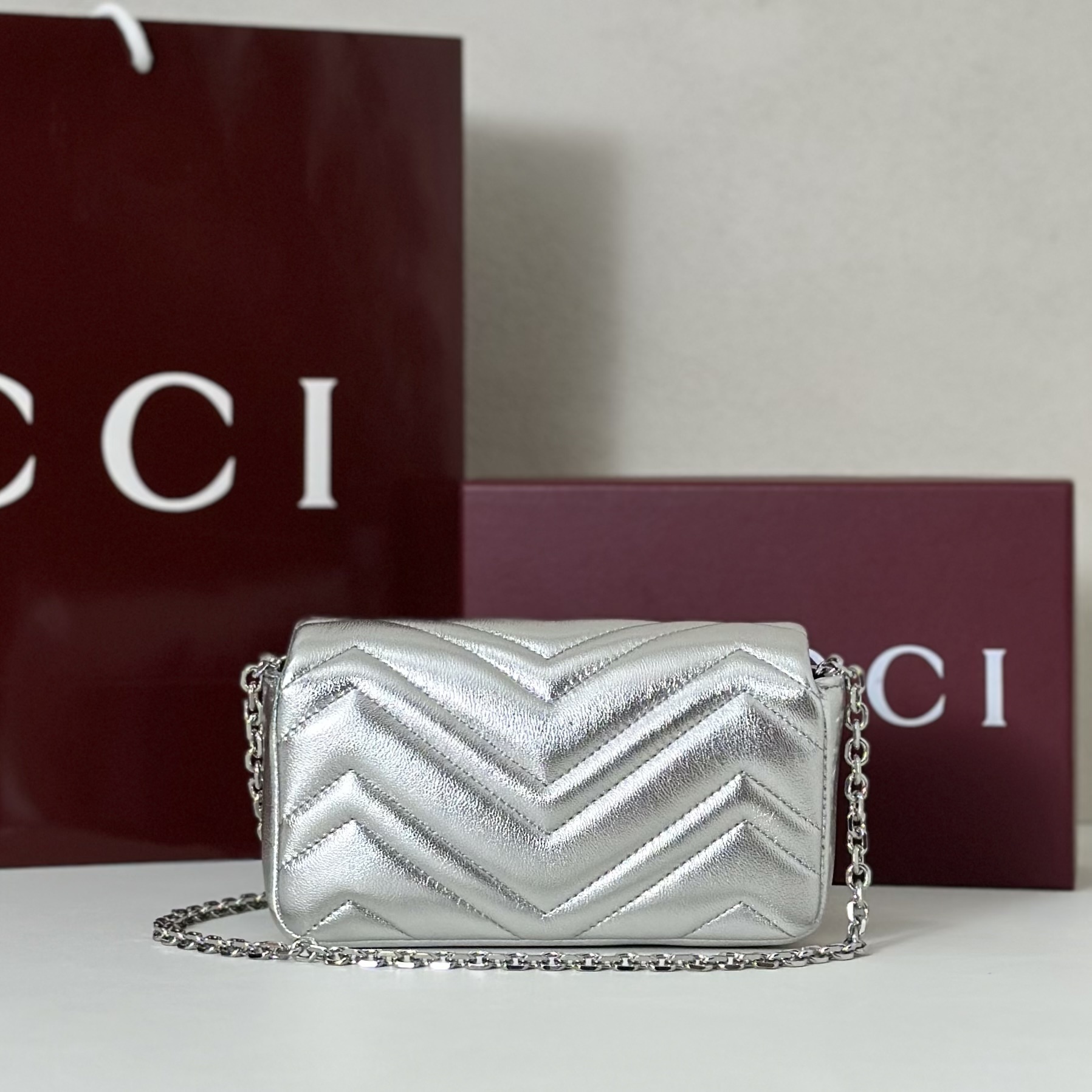 Gucci GG Marmont Small shoulder bag in metallic silver leather