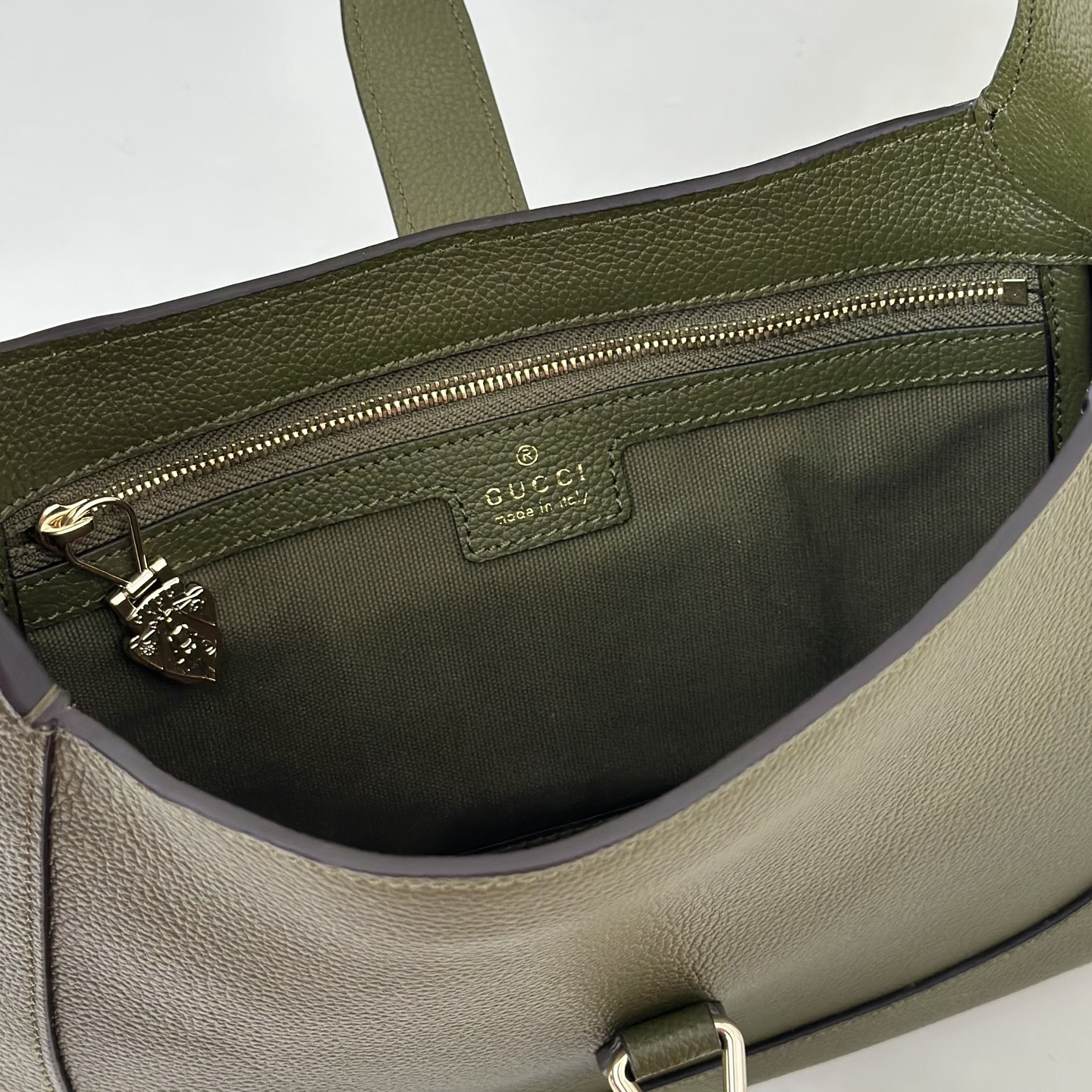 Gucci Jackie 1961 small shoulder bag crafted in textured green leather with a signature piston closure