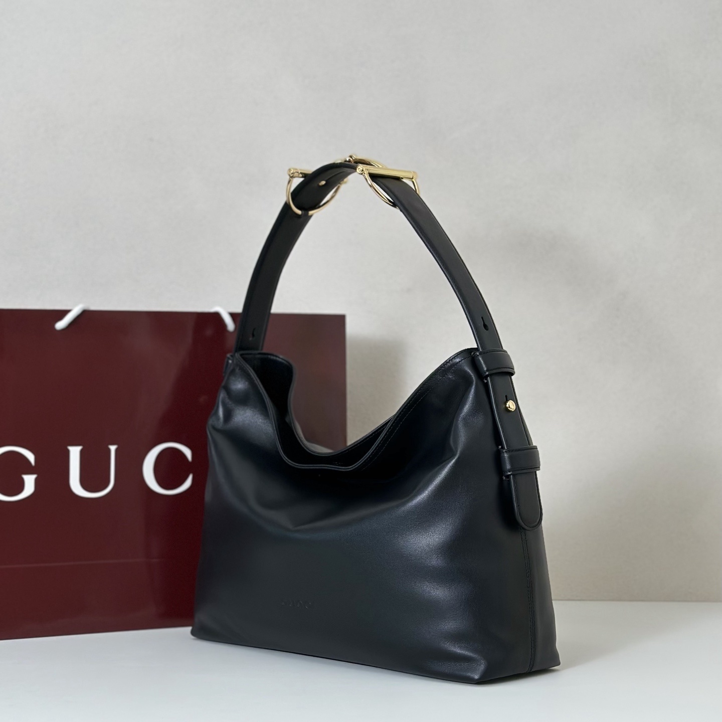 Gucci Beatrix medium shoulder bag in black featuring soft smooth leather, gold-tone hardware, and a signature horsebit detail on the strap